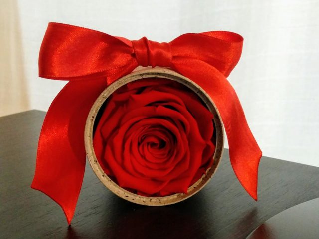 SMALL BOX WITH PRESERVED ROSE